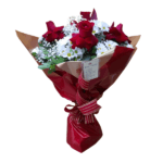 Buquê Alegria de Natal: Rosas Vermelhas, Margaridinhas e Chuva-de-Prata