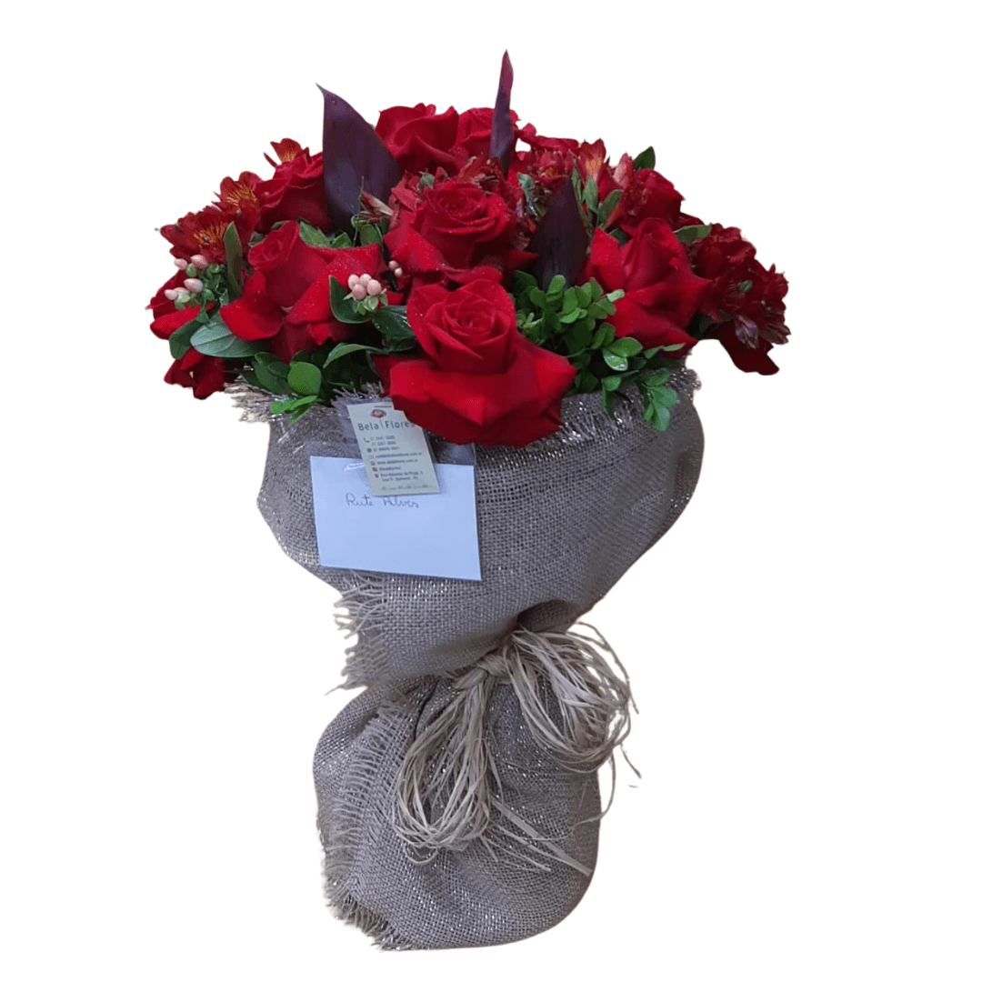 Buquê Intensa Paixão Buquê Intensa Paixão: Buquê de 12 rosas Vermelhas Importadas com aAlstromélias Vermelhas e hipéricos, com linda embalagem de juta e ráfia - Imagem 1